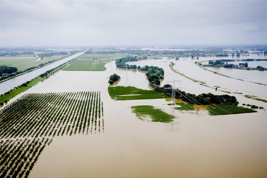 Dronefoto van de hoge waterstand bij het Limburgse gehucht Aasterberg. Door het hoogwater in de Maas is het gebied moeilijk begaanbaar. - Foto: ANP