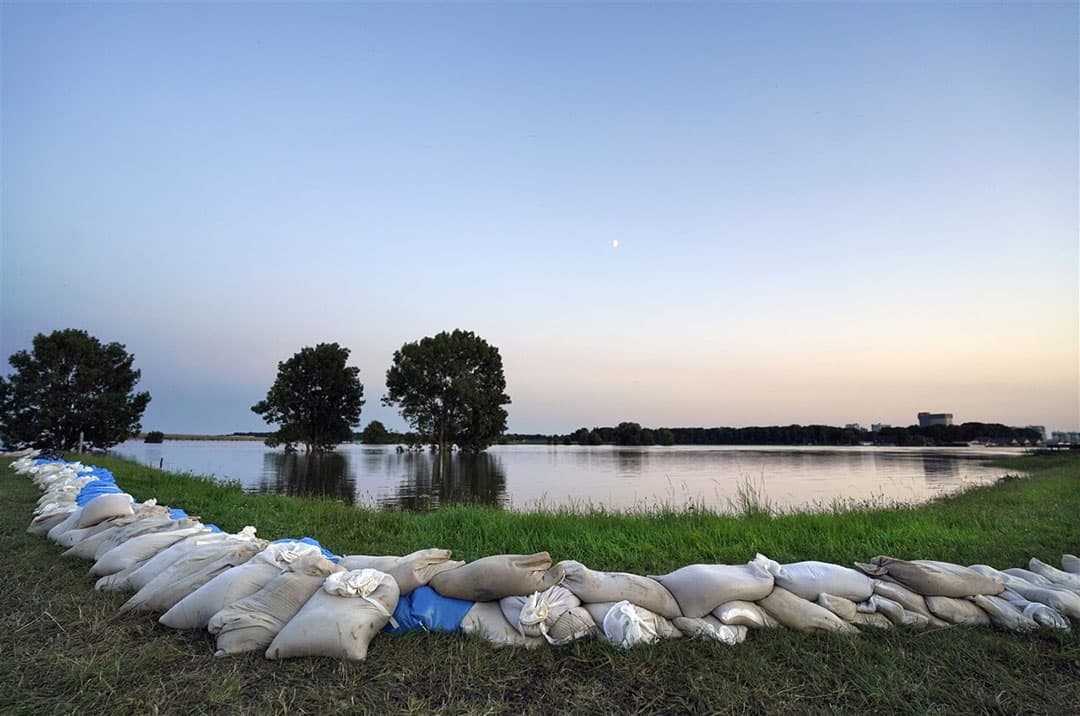 Zondag 18 juli bij het dorpje Well in Noord-Limburg. De situatie was kritiek, maar er zijn geen dijken doorgebroken. - Foto: ANP