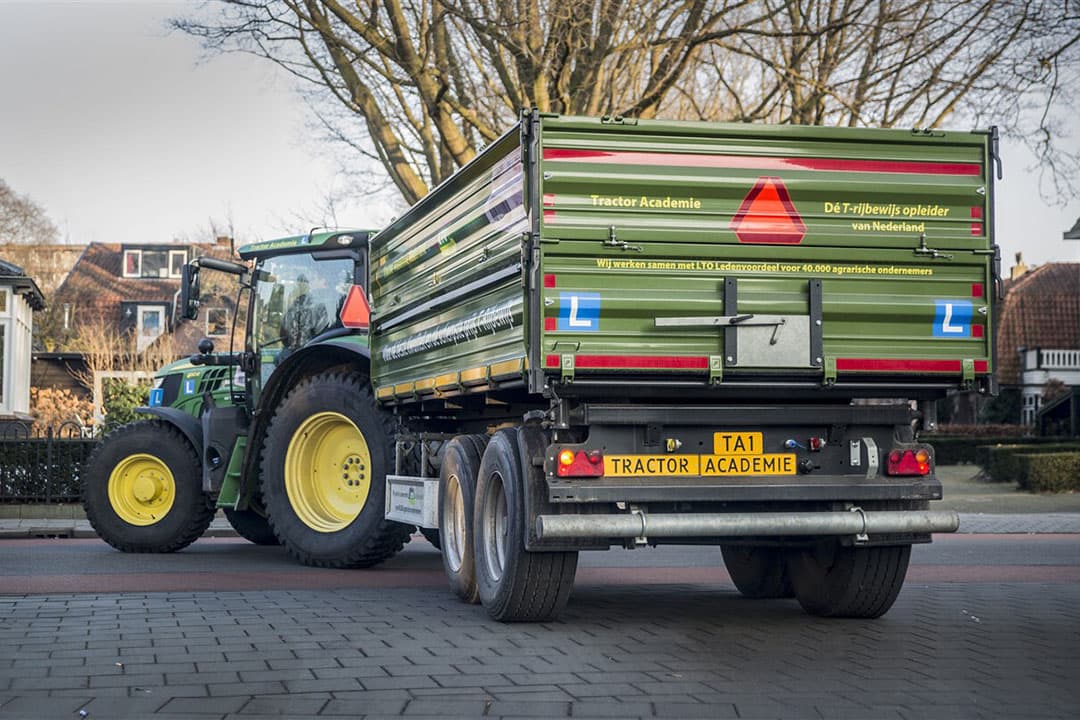 Het is belangrijk dat jongelui goed weten waar de gevaren van machtige machines schuilen, vindt Gonja Hospers. - Foto: ANP