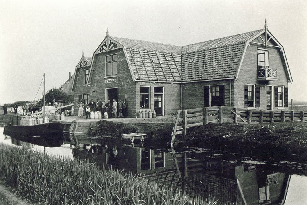 Aanvoer per boot van de melk bij de boter- en kaasfabriek de Dageraad in Burgerbrug in Noord-Holland. De coöperatie heeft van 1910 tot 1953 zelfstandig bestaan. In deze regio kwamen de eerste kaasmakerijen tot stand. - Foto:Zuivelgeschiedenis.nl