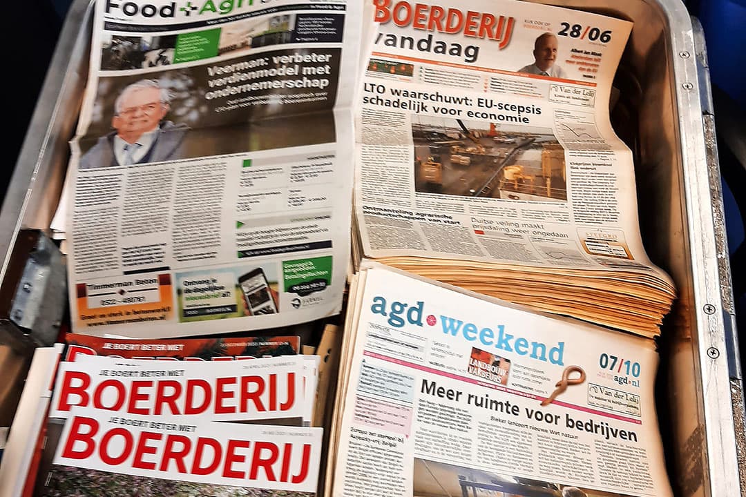 Stapels oude kranten komen tevoorschijn bij de verhuizing van de Tweede Kamer. En daaruit blijkt dat de geschiedenis zich herhaalt. - Foto: Mariska Vermaas