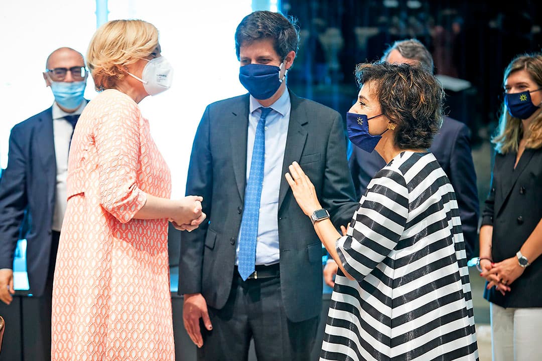 De Duitse landbouwminister Julia Klöckner (links) tijdens de landbouwraad in gesprek met haar Franse ambtgenoot Julien Denormandie (midden) en de Portugese voorzitter Maria do Céu Antunes (rechts). - Foto: Mario Salerno