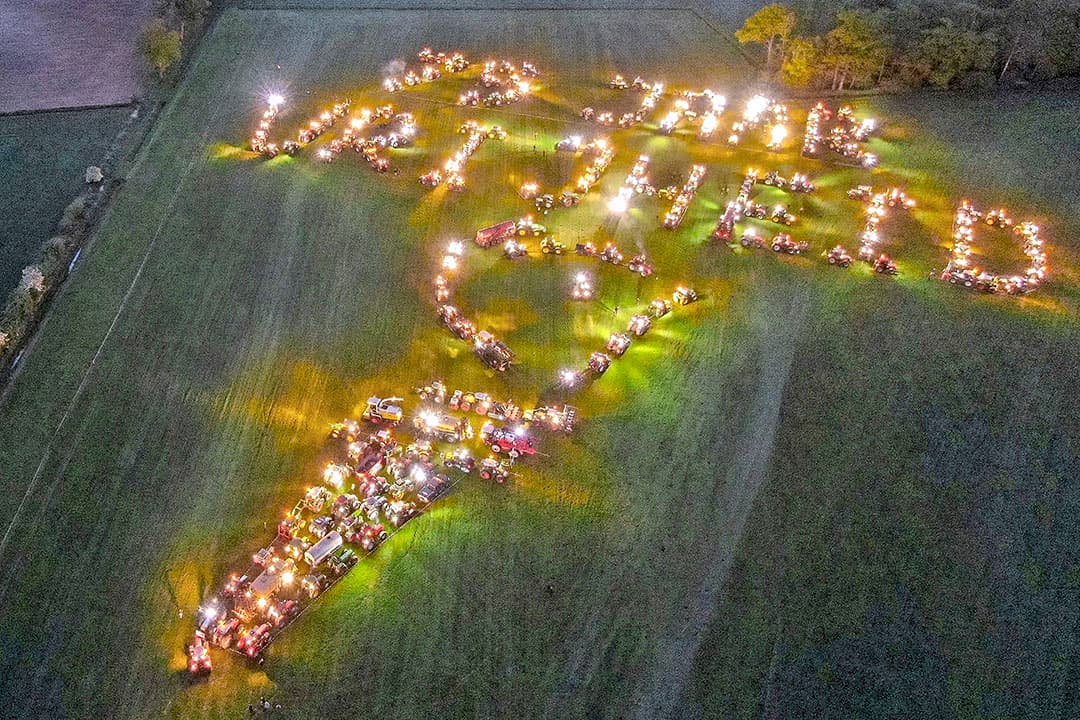 De trekkers bij de actie in Mariënvelde vormden samen de woorden '75 jaar vrijheid', met daaronder het symbool voor de vrijheid.