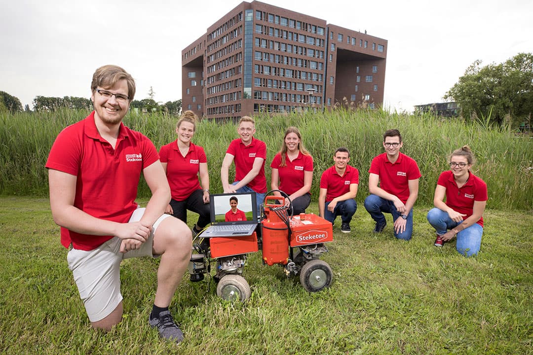 Thomas Frankes (links): "Lichte veldrobots hebben een groot voordeel: minder bodemverdichting." Foto: Koos Groenewold