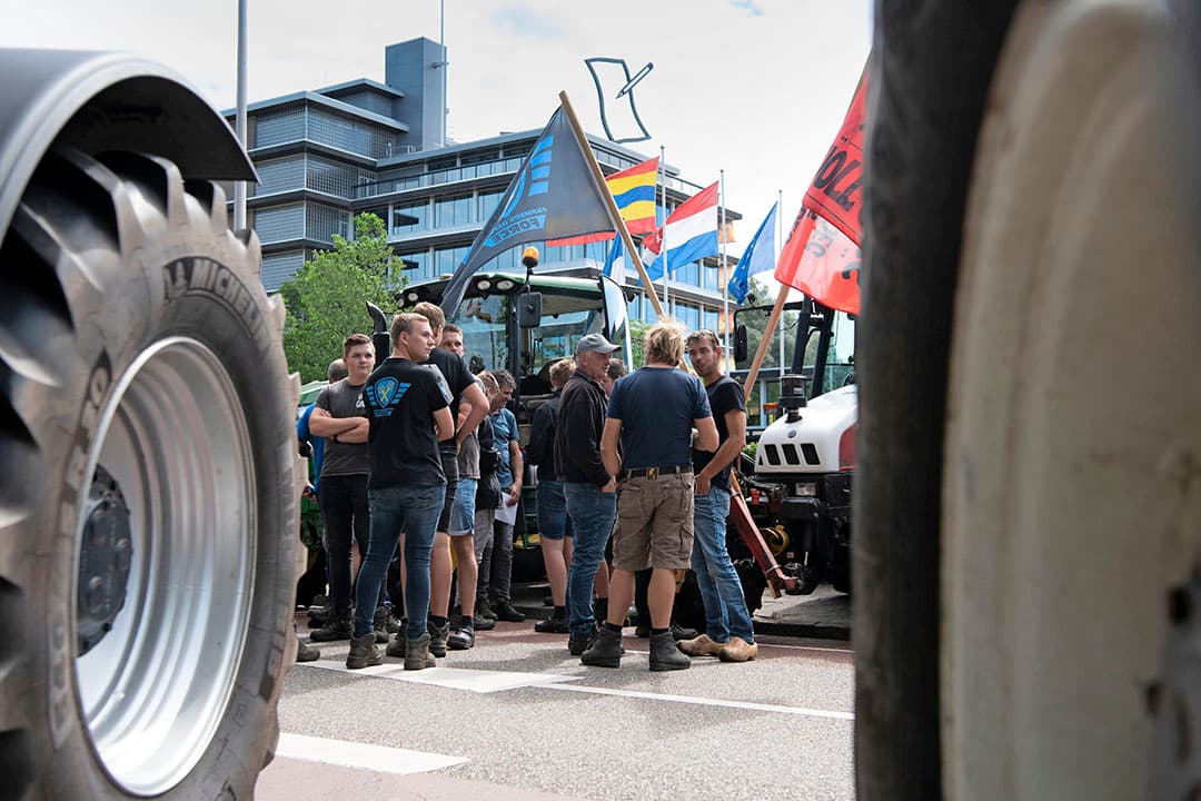 Bij het provinciehuis in Zwolle stonden woensdagochtend 7 juli honderden boeren; de wegen in de buurt stonden vol met een paar honderd trekkers. - Foto: Mark Pasveer