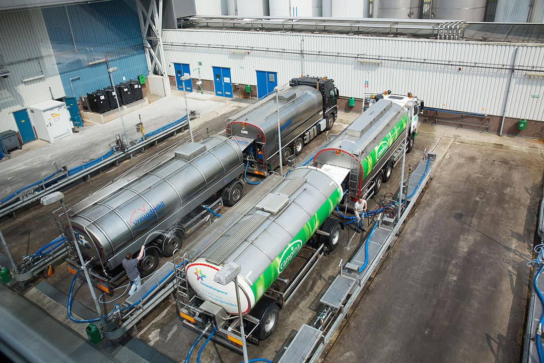 Melk van FrieslandCampina wordt afgeleverd bij een collega-zuivelbedrijf. - Foto: Herbert Wiggerman