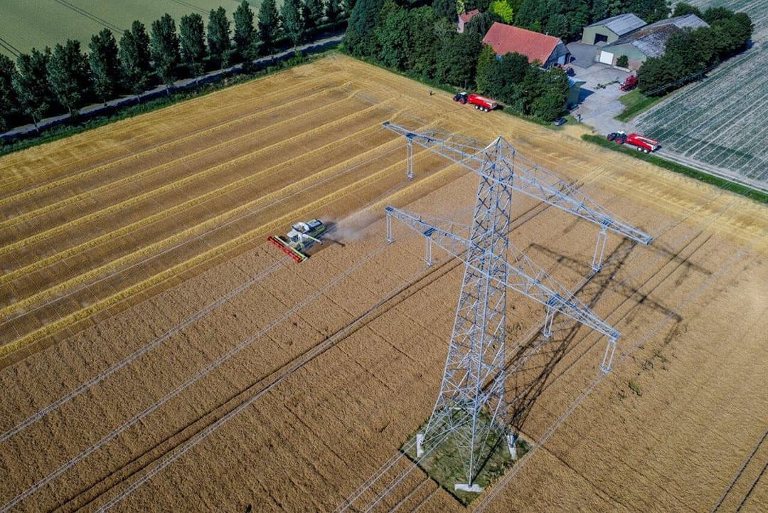 Landbouwbedrijf Gebroeders De Zeeuw in Nagele (Fl.) is op 9 juli begonnen met de oogst van hun 45 hectare wintergerst.  Hier een perceel bij Nagele van 24 hectare winterzaaigerst van het ras Pixel voor Agrifirm.