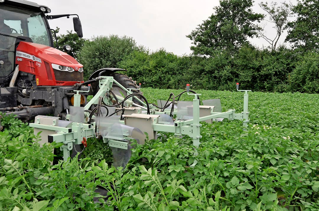 Het eerste protoype in de fronthef. Het beste resultaat lijkt haalbaar als het loof binnen de rijen mooi aansluit, maar tussen de rijen nog wat open is. - Foto: Joris van der Kamp