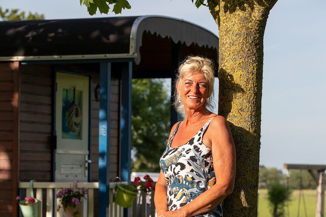 Sita Ykema (57) runt met haar man Yke (58) een pluimveebedrijf met 3.000 biologische kippen, een boerencamping en een boerderijwinkel in Hichtum (Fr.). - Foto's: Anne van der Woude