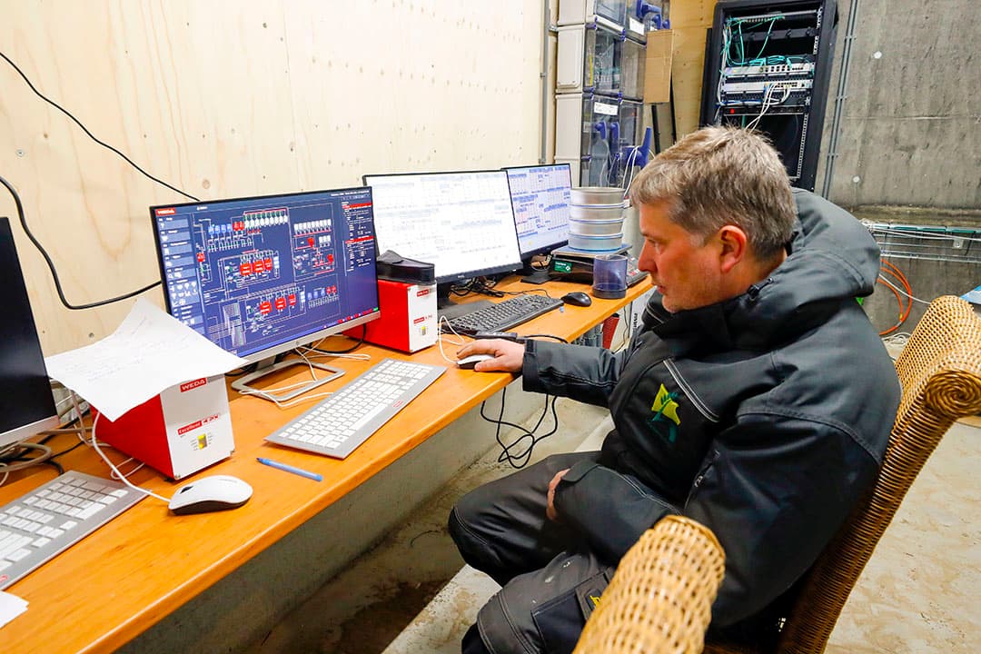 Op het bedrijf Heideveld van Martin Houben leveren de technische installaties data waarmee de varkenshouder de dagelijkse gang van zaken controleert. - Foto's: Bert Jansen