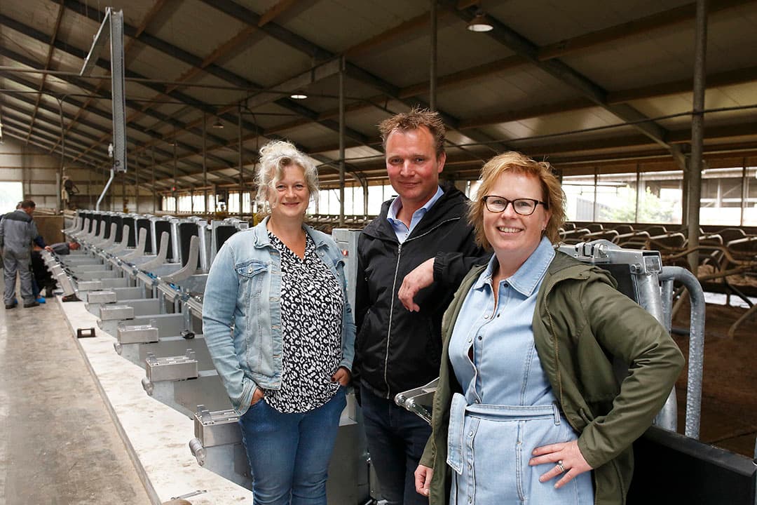 Ada Roozen (51), André Platerink (47) en zijn vrouw Marije (41) zijn samen eigenaar van melkveebedrijf Klaver4.