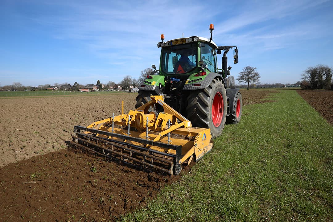 Op 24 maart 2021 freest loonwerker Westerveld in Breedenbroek (Gld.) een groenbemester onder. Uit de verterende groenbemester komt veel stikstof vrij. Daarmee besparen telers op de N-bemesting van het volggewas. - Foto: Henk Riswick