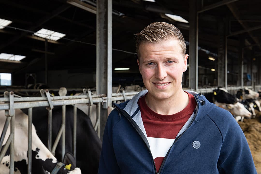Niels van Hooijdonk (28) woont in Achtmaal (N.-Br.) en heeft met zijn ouders 320 melkkoeien. Daarnaast produceert het bedrijf groene energie. - Foto's: Peter Roek