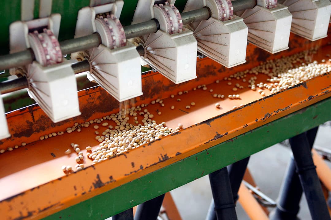 Bij alle zaaimachines, hoe modern ook, ontkom je niet aan een afdraaiproef. Die vraagt aandacht en nauwkeurigheid, wil het tot een goed zaairesultaat komen. - Foto: Ton Kastermans