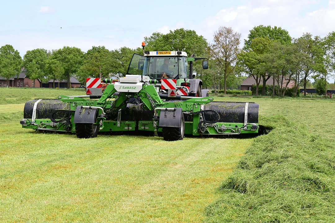 De machine die we in Uden (B.) aan het werk zien is de opvolger van de eerste prototypes en bedoeld om ervaring op te doen in verschillende typen gras. De eerste indruk is voor een pré-productiemachine prima. Toch zijn er wel wat details die nog aandacht vragen van de Poolse machinefabrikant. - Foto's: Jacco van Erkelens