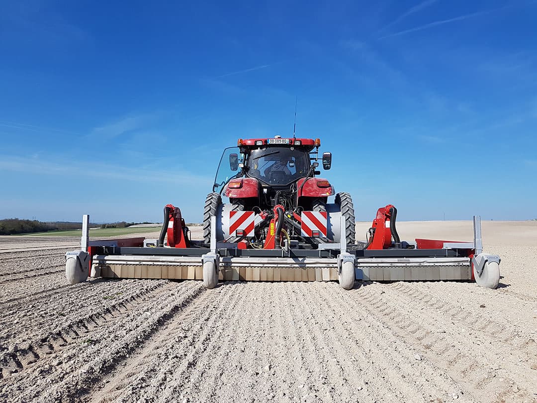 Onkruidbranders zijn er tot 9,20 meter werkbreedte. Die halen dan een capaciteit van 5-6 hectare per uur. - Foto: Vanhoucke
