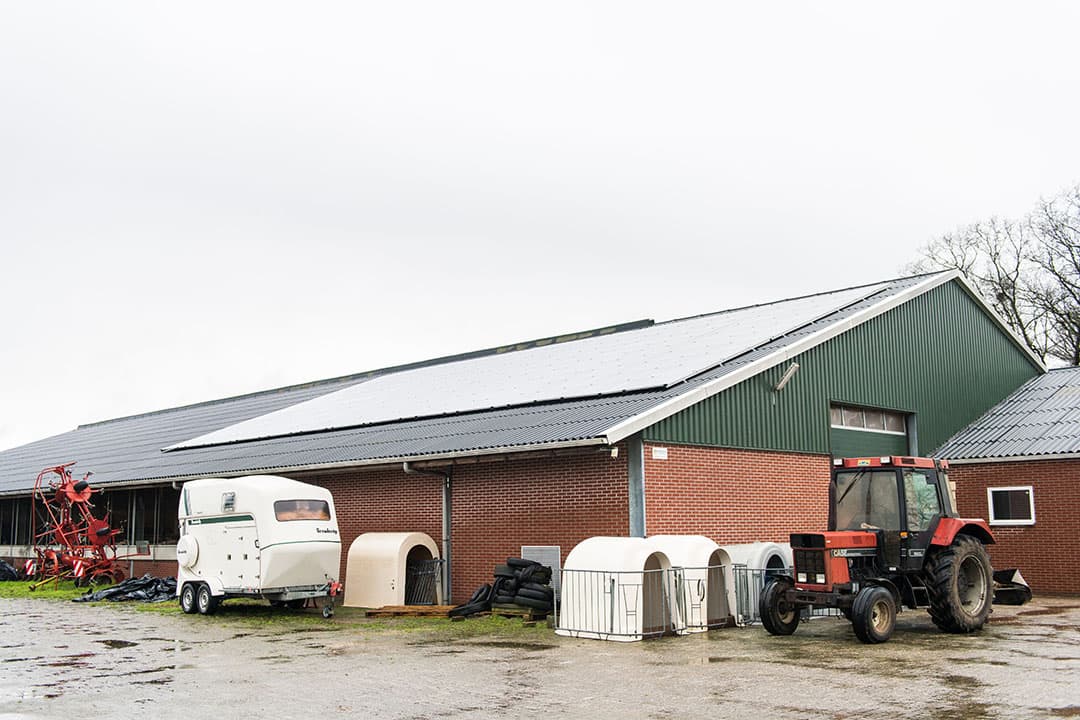 Bij Zelfstroom staat flexibiliteit voorop: je kiest de hoeveelheid zonnepanelen die bij jouw situatie past – voor de een is dat het aantal panelen dat nodig is om zichzelf van genoeg energie te voorzien, voor de ander is het wél interessant om terug te leveren. Waar je voorkeur ook naar uit gaat: jij bepaalt. - Foto: Christ Clijsen