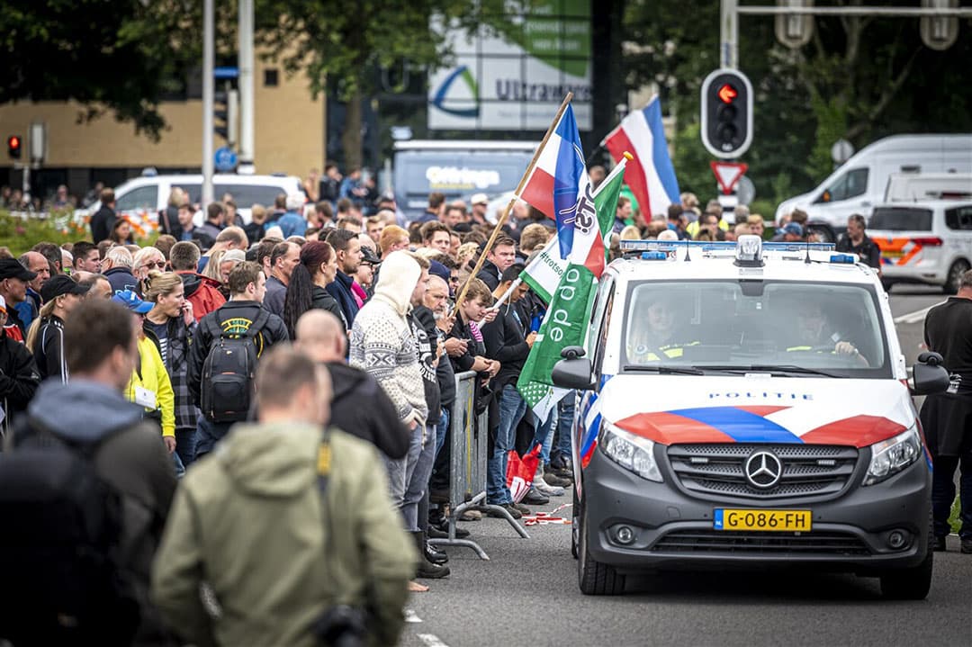 Protest bij het politiebureau in Assen in juli vorig jaar  tegen de arrestatie van tientallen boeren. - Foto: ANP