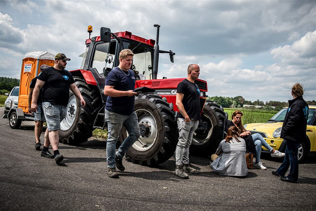 Boeren verzamelden zich bij de afgebrande varkensstal in Nederweert. In het centrum van het Limburgse dorp verzamelden zich enkele tientallen activisten van Animal Rights om de 4.700 omgekomen varkens te herdenken. - Foto: ANP