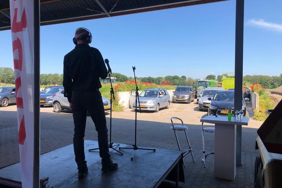 Deelnemers aan de Grasdag 2021 Drive-in volgen presentaties van sprekers vanuit hun auto. - Foto: Boerderij