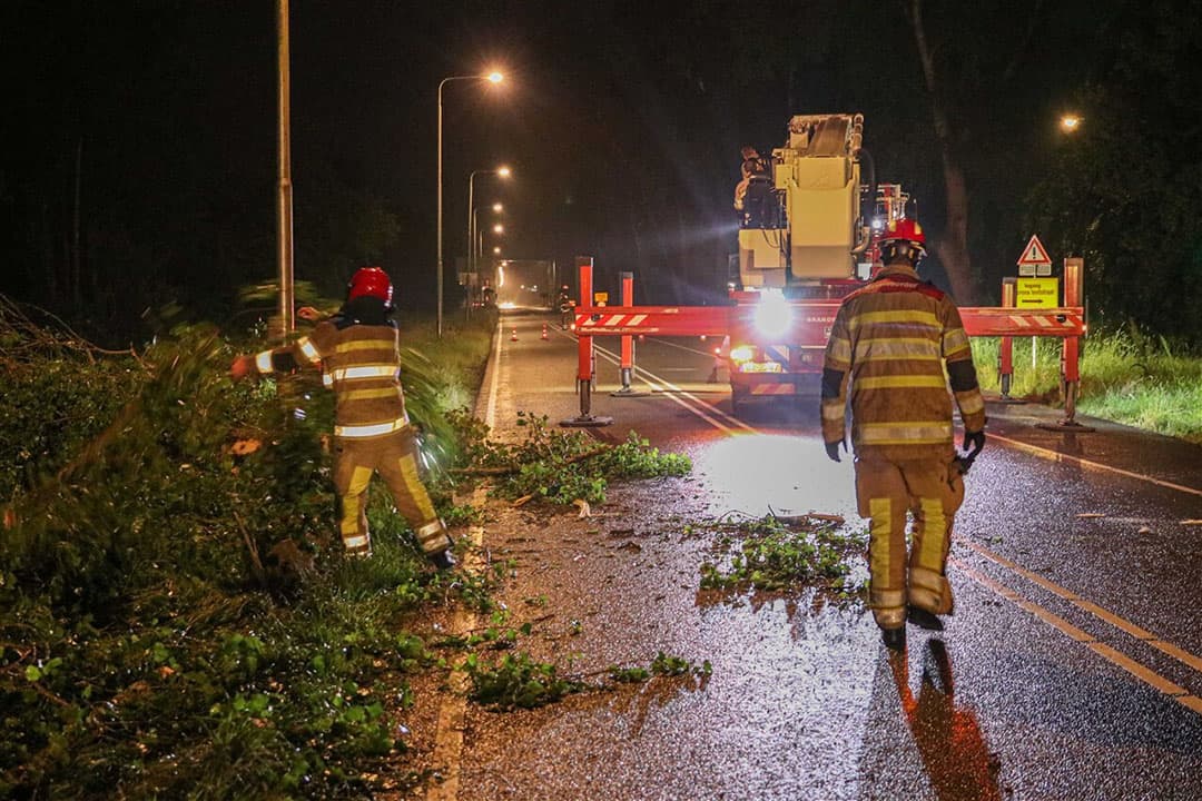 Op veel plekken heeft de brandweer vrijdag schademeldingen afgehandeld na het noodweer van vrijdagavond. - Foto: ANP