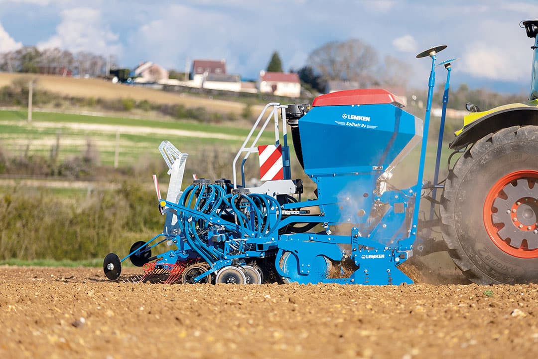 De zogenoemde ‘Duo’-zaaimachine heeft een zaaizaadtank die bestaat uit twee compartimenten met eronder twee doseerunits. - Foto: Theo Serdet