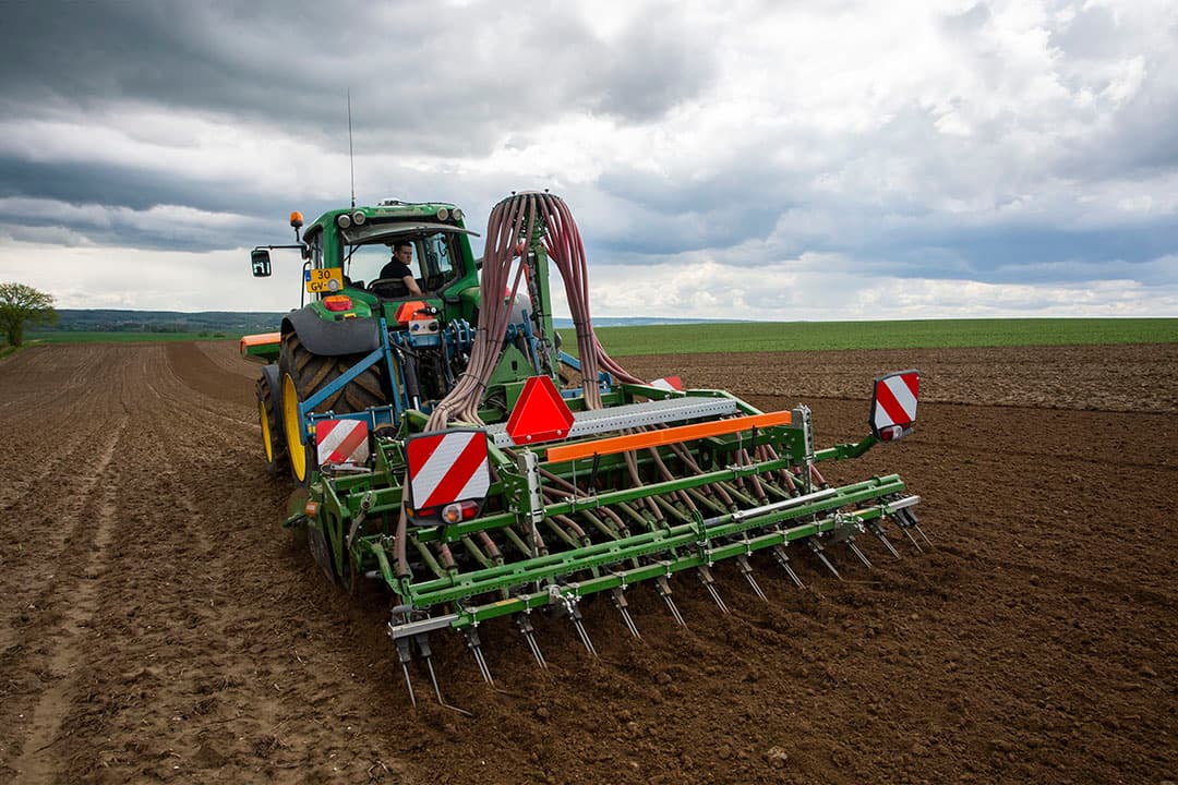 Willem Voncken zaait sojabonen op 12 mei 2021. Hij zaait niet te vroeg, omdat soja vorstgevoelig is en om aantasting van de bonenvlieg te voorkomen. - Foto's: Twan Wiermans