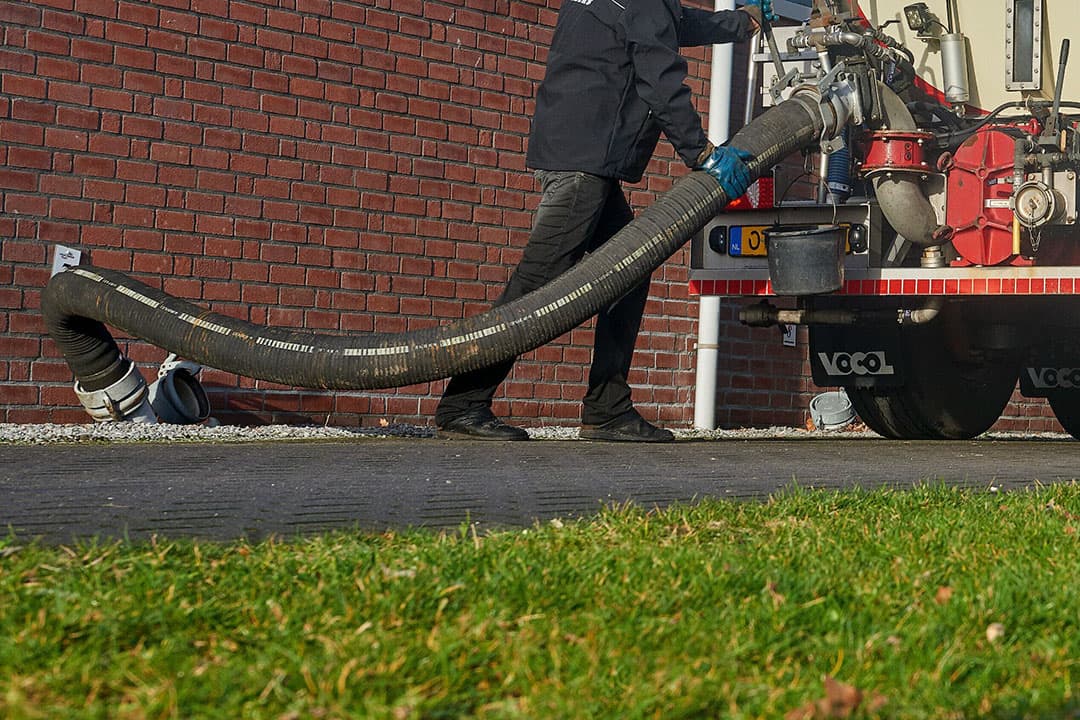 Doordat het ophaaltarief voor drijfmest is gezakt afgelopen jaren en de prijs van VVO's laag is, wordt meer onbewerkte mest uitgereden. - Foto: Van Assendelft Fotografie