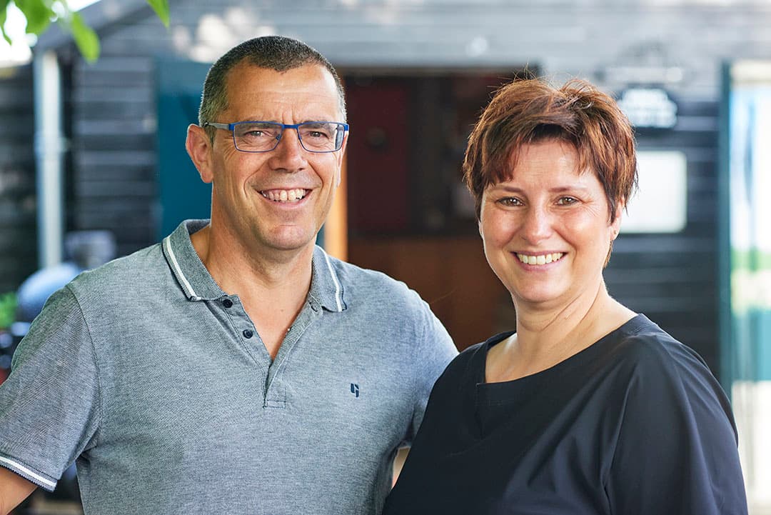 Mat (58) en Miriam van den Broek (53) - Van de Velden wonen in Wanroij (NB). Ze houden 56 Herefords waarvan ze het vlees verkopen, daarnaast runnen ze de luxe B&B annex hotel Boertel De Lamperse Hei.