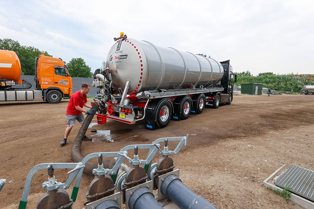 Het grootste deel van het volume varkensmest voor Orgamex wordt aangevoerd door TonTrans. - Foto: Bert Jansen