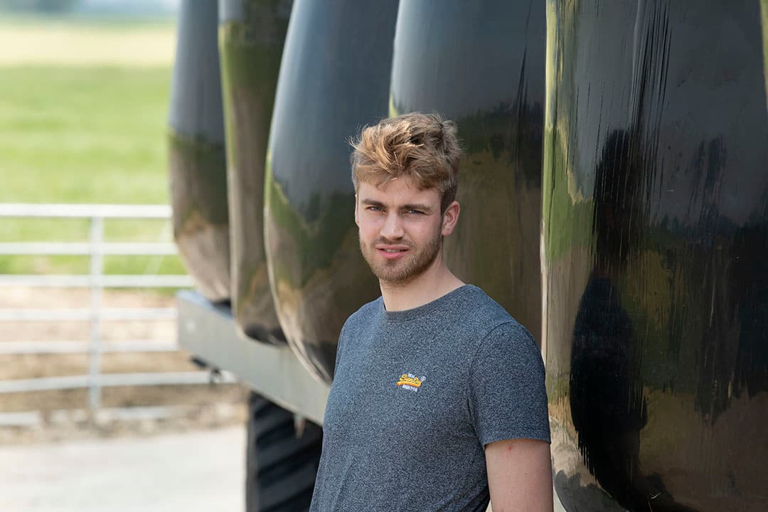 Bauke Tjalle Anema (23) woont in Achlum (Fr.) en is bezig met zijn laatste studiejaar aan Aeres Hogeschool. Het is de bedoeling dat hij dit jaar met zijn vader in maatschap gaat. - Foto's: Mark Pasveer