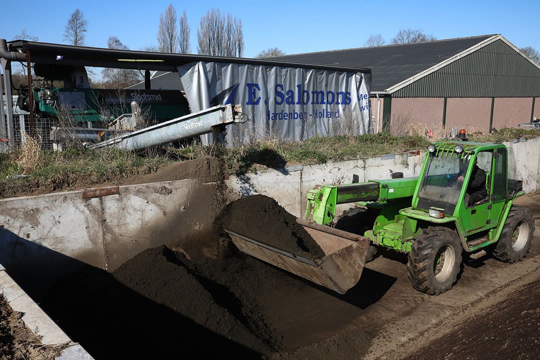 De POV wil de stapelbare fractie van de varkensmest bundelen en collectief afzetten. - Foto: Henk Riswick