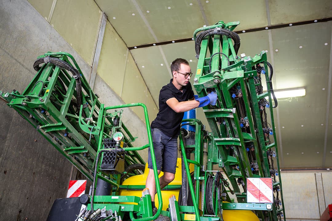 NPPL-deelnemer Sten de Meijer van akkerbouwbedrijf De Meijer Haak V.O.F. in Hoek. Sten is hier aan het werk met zijn spuitmachine, waarmee hij variabel spuit met bodemherbicide om onkruid te bestrijden. - Foto: Peter Roek