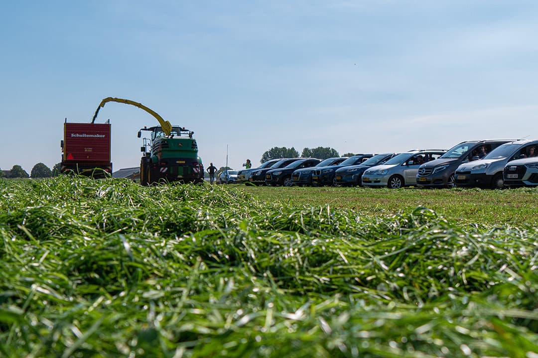 De livedemonstratie grasoogst tijdens de Grasdag 2021 drive-in is door het publiek zeer goed ontvangen. - Foto's: Theo Galama