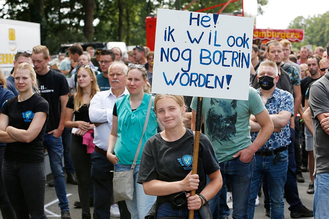 Een jonge boerin uit haar zorgen over haar toekomst tijdens een boerenactie vorig jaar. Afschaffing van de landbouwvrijstelling maakt bedrijfsoverdracht volgens NAJK en LTO volstrekt onmogelijk. - Foto: Ton Kastermans Fotografie