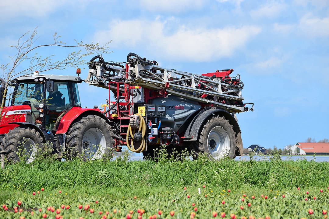 Het gewicht wat de aluminium bomen besparen, stopt de fabrikant in de constructie van het chassis. Sommige Engelse boeren spuiten met snelheden tot wel 20 km/u, en daarvoor moet de basis stevig zijn. - Foto's: Jacco van Erkelens