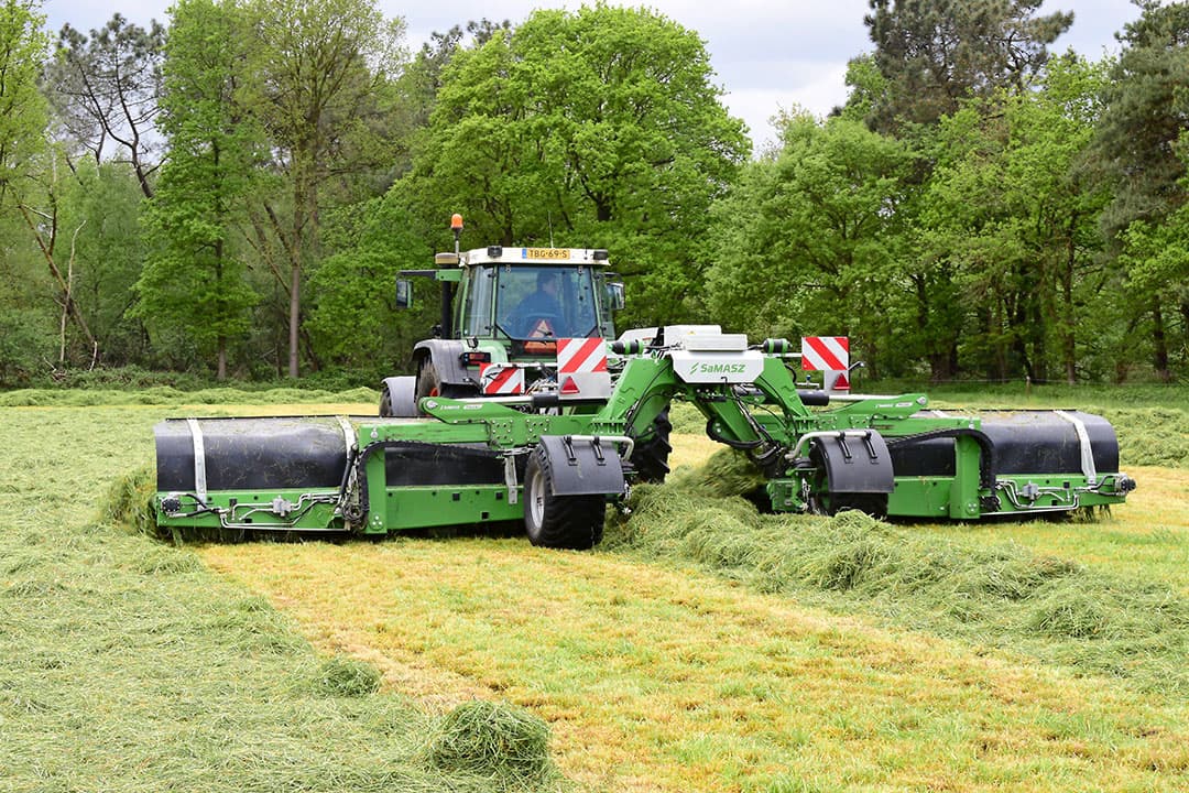 Samasz draait proef met een nieuwe bandhark. Deze machine heeft in Portugal en Frankrijk ook al ervaring opgedaan, en nu is het Nederlandse gras aan de beurt om de machine te beproeven. Foto: Jacco van Erkelens