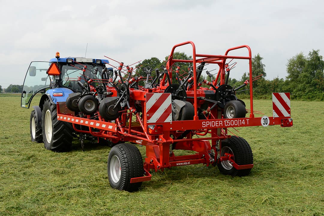 Eén ding hebben volledig getrokken schudders van alle merken gemeen: een chassis op wielen waar de schudder op transport in de lengte op komt te liggen. - Foto: Marten Sandburg