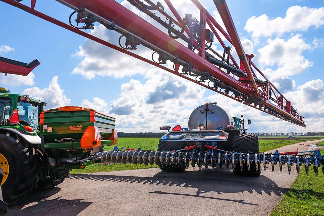 De kunstmeststrooier is van oudsher een populaire machine om meststoffen aan te wenden. Deze machine heeft echter niet meer het alleenrecht in de velden. Daar kom je regelmatig de veldspuit en spaakwielbemester tegen, die vloeibare kunstmest aanbrengen. - Foto: Jan Willem van Vliet