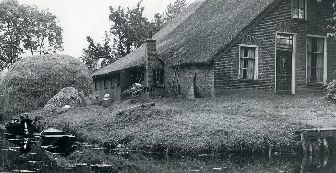 Op de foto is onder meer een hooimijt te zien die op de slootkant is gebouwd. Het hooi werd hier vanaf de boot rechtstreeks op gelost. Dat scheelde veel sjouwwerk. - Foto: Misset
