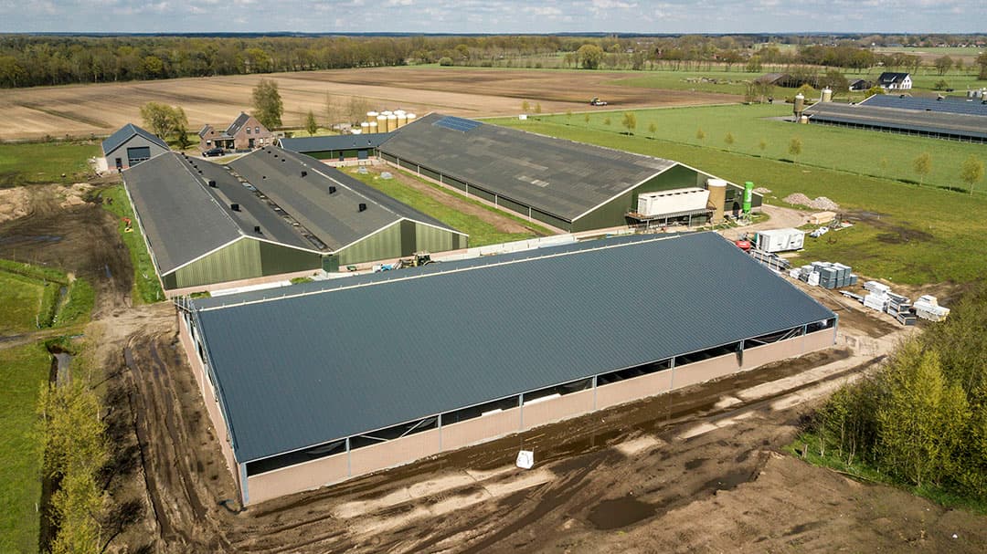 Luchtfoto van het bedrijf van Vernooij in Nijkerk, met op de voorgrond de nieuwe zeugenstal die komende zomer in gebruik wordt genomen. - Foto: Koos Groenewold