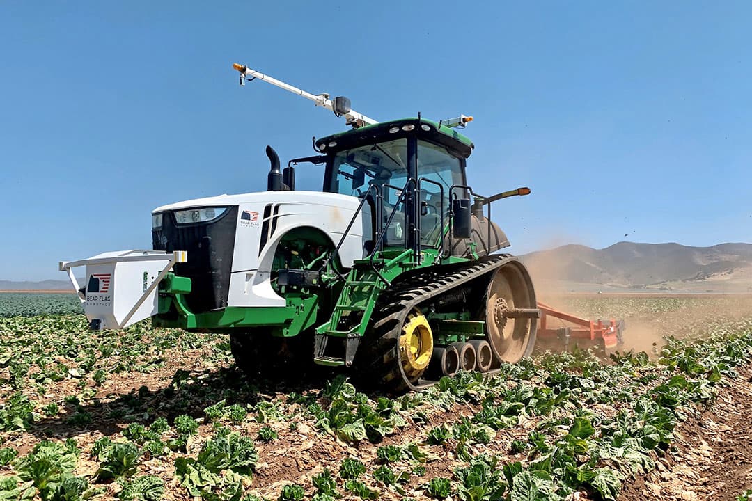In 2019 demonstreerde Bear Flag Robotics enkele John Deere 6R-modellen en 8RT-rupstrekkers bij vollegrondsgroententeler PNC Farms. Met behulp van camera, LiDAR en radar heeft de operator op afstand realtime inzicht in de bewerking en situatie. Zelfs via streaming video. - Foto's: Bear Flag Robotics