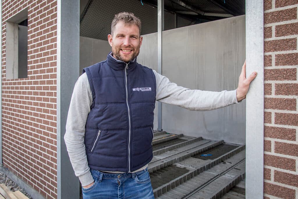 Theo Vernooij (37) houdt samen met zijn vrouw Sharona en zijn ouders Jan en Anny zeugen en vleesvarkens op twee locaties (Beter Leven). Ze bewerken 85 hectare gras- en bouwland. - Foto's: Koos Groenewold