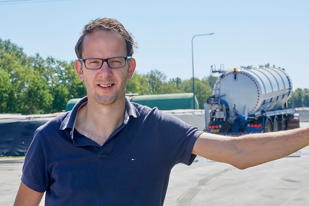 Bas van den Bergh (40) is manager bij coöperatie Mestac in Ysselsteyn (L.) Coöperatievoorzitter is melkveehouder Antoon Vermeer (62). - Foto: Van Assendelft