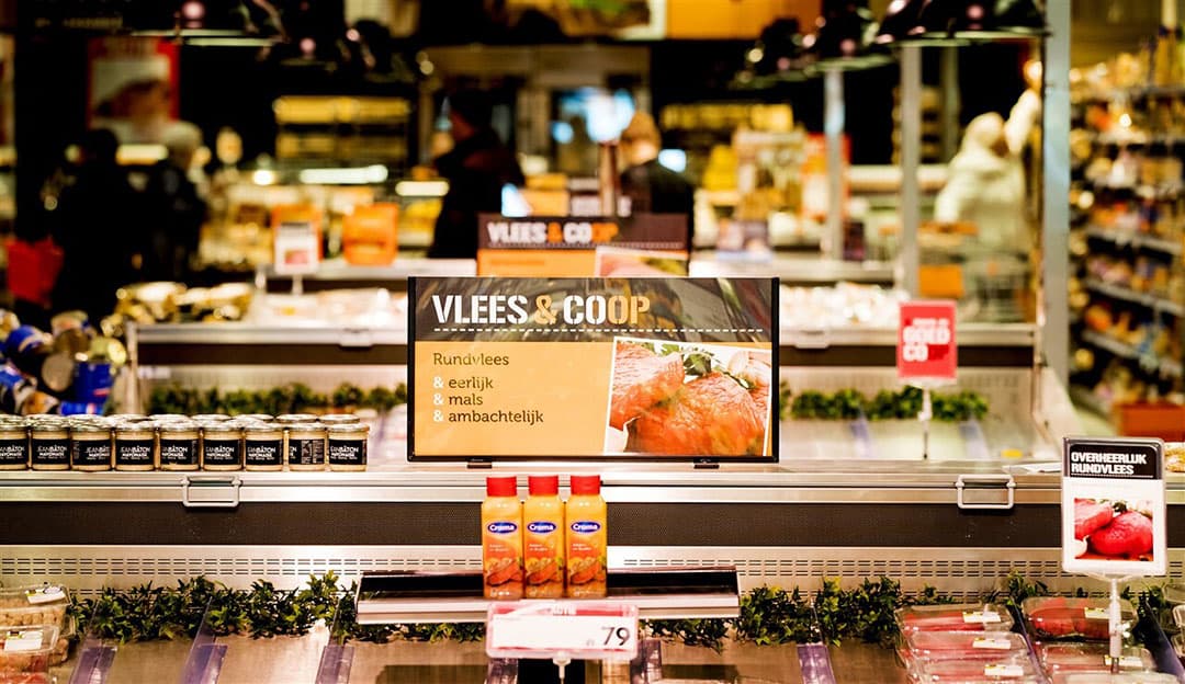 Vleesafdeling in een Coop-supermarkt. Dankzij de inspanningen van boerinnen vermeldt de supermarkt nu de Nederlandse herkomst van rundvlees. - Foto: ANP