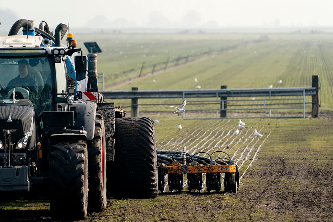 Emissiearme aanwending van mest in Eemnes in februari van dit jaar. Het Adviescollege Stikstofproblematiek (Commissie Remkes) adviseerde vorig jaar de toepassing van drijfmest uit te faseren. - Foto: Sander Koning