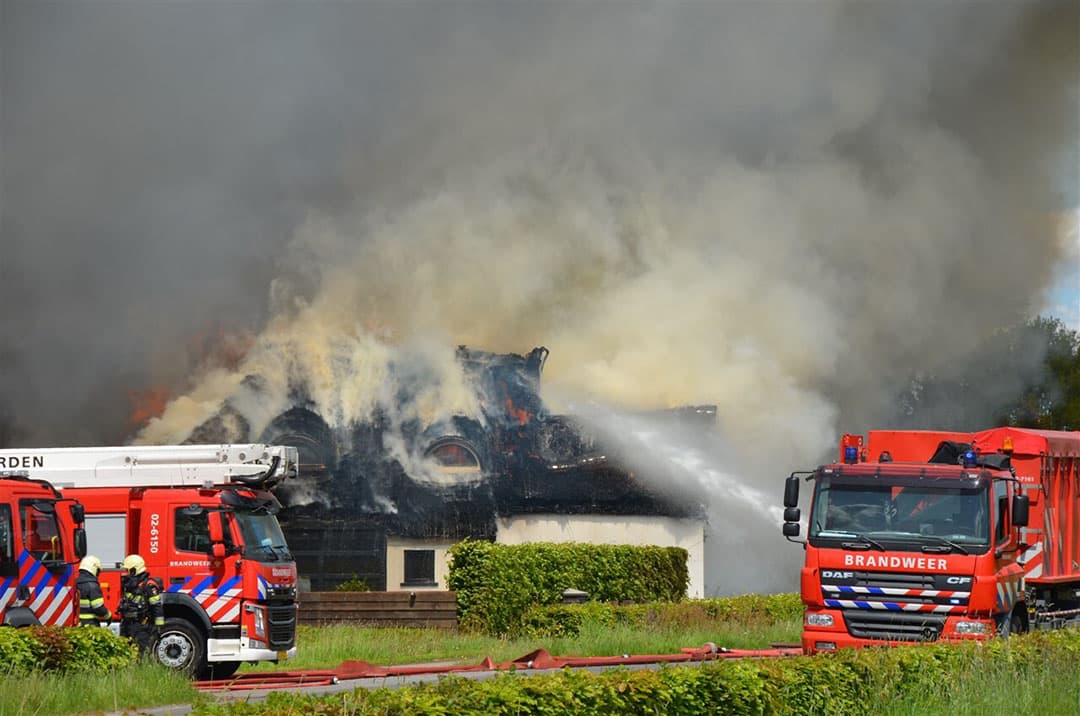 Brand op dak van pand zorgt voor enorme rookwolken in Noardburgum, donderdag 20 mei. - Foto: ANP