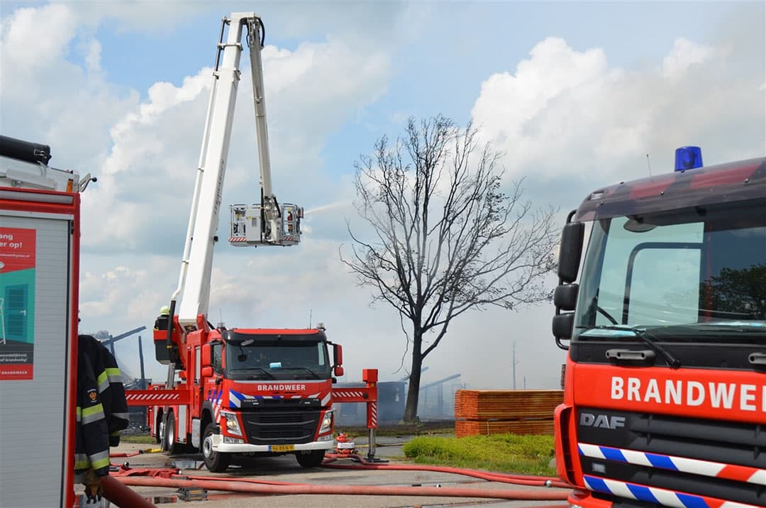 De brandweer rukte met groot materieel uit voor de brand in het Friese Noardburgum. - Foto: ANP
