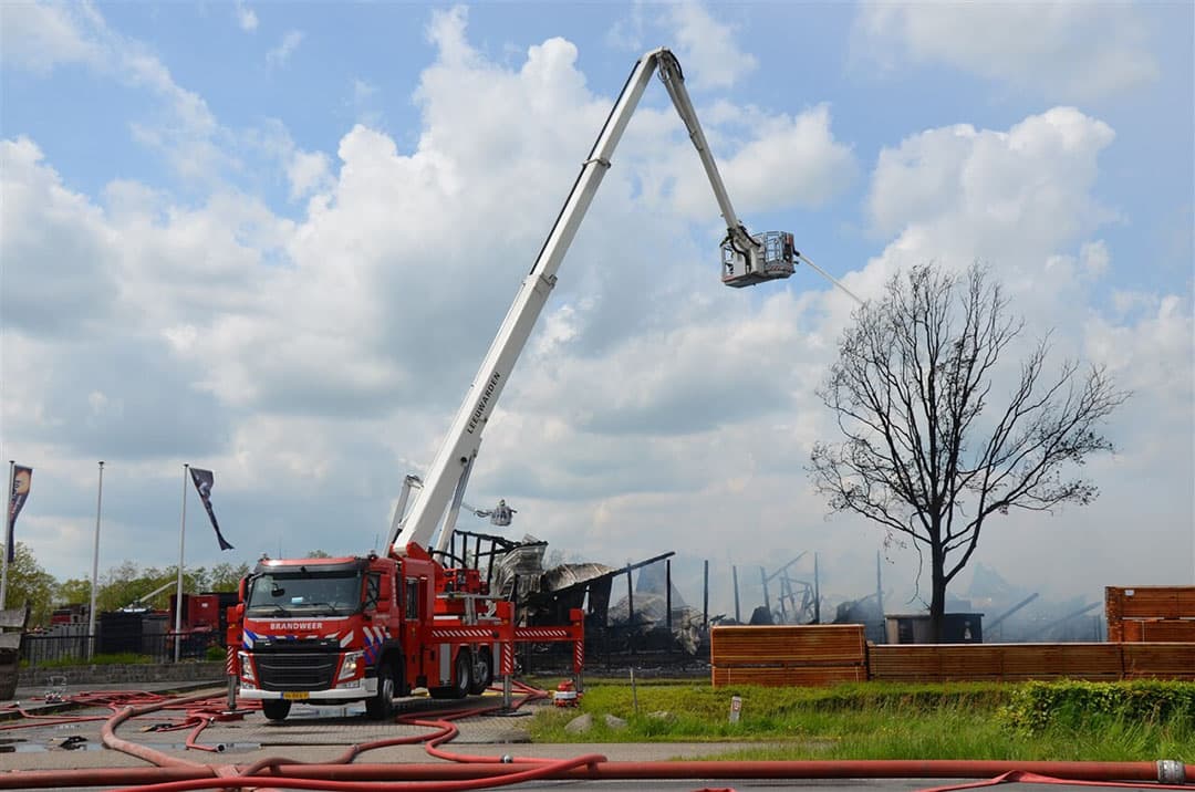 Bij een grote brand op 20 mei in Noardburgum (Friesland) zijn zonnepanelen ontploft. Daarbij zijn deeltjes van de ontplofte panelen in de wijde omgeving terechtgekomen. Boeren in het getroffen gebied kregen vrijdag 21 mei het advies om vee binnen te houden en voorlopig niet te maaien. -  Foto: ANP/Hollandse Hoogte/AS Media
