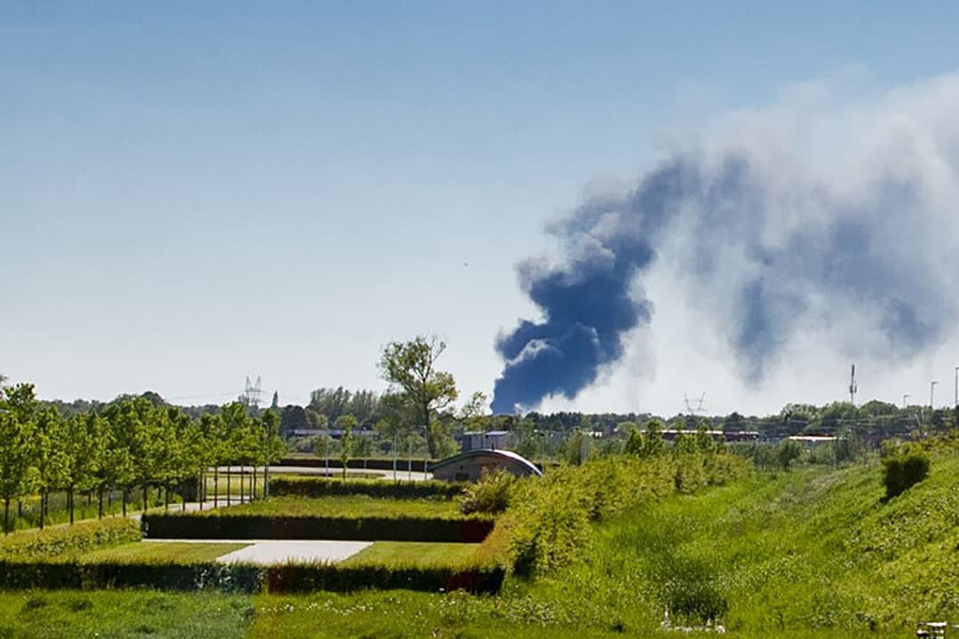 Dinsdag 1 juni brandde er in een Oldebroek een bedrijf af dat dat onder andere zwembaden en sauna’s verkocht. - Foto: ANP